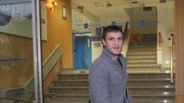 Gurpegui a la llegada al hospital para someterse a la operación.