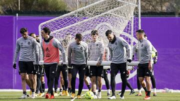 La plantilla del Real Valladolid, a la expectativa de ver qu&eacute; pasa en esta jornada.
