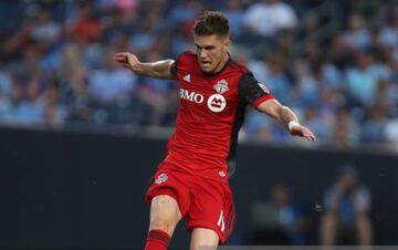 5.- (Toronto FC) 1.96 metros