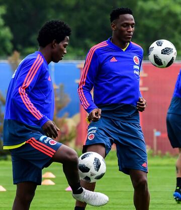 Colombia's midfielder Carlos Sanchez (L) and defender Yerri Mina (R) take part in a training session in Kazan, on June 20, 2018, during the Russia 2018 World Cup football tournament.  / AFP PHOTO / LUIS ACOSTA