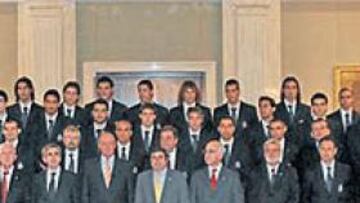 <b>FOTO REAL. </b>Su Majestad El Rey recibió a la nutrida representación del Deportivo que acudió ayer a La Zarzuela con motivo del centenario del club.