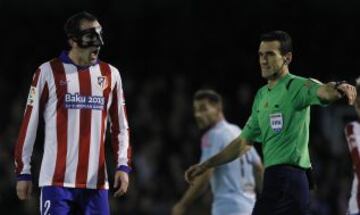 Godín protesta al árbitro Martínez Munuera.