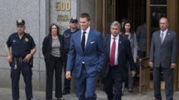 Tom Brady, quarterback de England Patriots, saliendo del juzgado