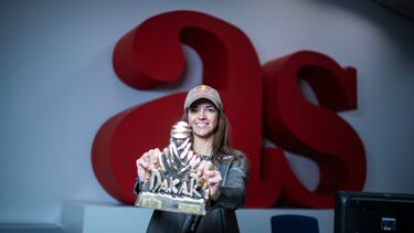 Cristina Gutiérrez muestra el trofeo Touareg que le acredita como campeona del Dakar en la categoría de Challenger durante su visita a la redacción de AS.