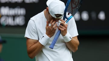 Jack Draper se lamenta en su partido contra Marin Cilic en Wimbledon.