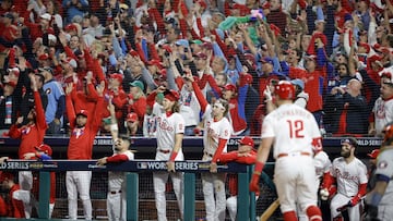 Philadelphia (United States), 01/11/2022.- The Philadelphia Phillies dugout and Phillies fans cheer on Philadelphia Phillies Kyle Schwarber'Äôs (R) two-run home run off Houston Astros starting pitcher Lance McCullers Jr. in the bottom of the fifth inning of game three of the MLB World Series between the Houston Astros and Philadelphia Phillies at Citizens Bank Park in Philadelphia, Pennsylvania, USA, 01 November 2022. (Estados Unidos, Filadelfia) EFE/EPA/JASON SZENES
