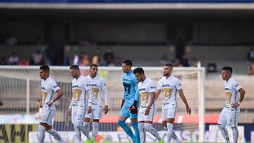 Jugadores de Pumas saliendo del terreno de juego molestos tras perder como locales ante Necaxa