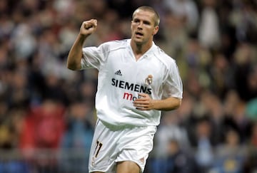 
Michael Owen llegó al Bernabéu en el verano de 2004. Todas las miradas se centraron en el de Chester después de ganar el Balón de Oro en 2001 por delante de Raúl. Lo hacía con la vitola de haber sido dos veces pichichi de la Premier con el Liverpool (1998 y 1999 con 18 goles). En el Real Madrid se encontró con la competencia de Raúl, Ronaldo y Morientes.  Su corta estancia en la capital de España se cerró en una temporada en blanco marcada por la inestabilidad como refleja el paso de tres entrenadores (Camacho, García Remón y Vanderlei Luxemburgo). Pese a todo, el inglés marcó 16 goles y dio cuatro asistencias en 45 partidos. Un ídolo en Anfield que volvió a Inglaterra para jugar en el Newcastle y vistió la camiseta del eterno rival de los ‘reds’, el Manchester United.
