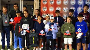 Adolfo Blanco, Director del Circuito AS Young Tour, y Tomás de Cos, Director Adjunto de Estrategia del Diario AS, posan con los campeones y finalistas del Master AS Young Tour 2024.