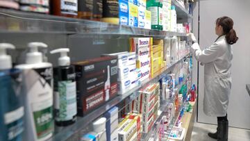 Imagen de un estante de una farmacia con medicamentos.