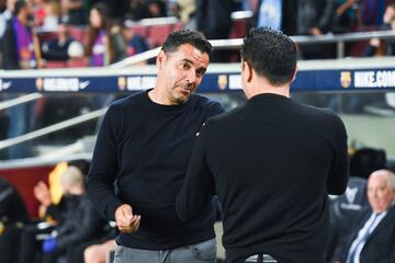 Michel y Xavi se saludan en el Camp Nou