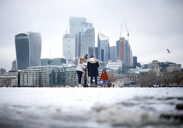 La gente disfruta de la nieve en la ciudad mientras continúa el frío en Londres. 