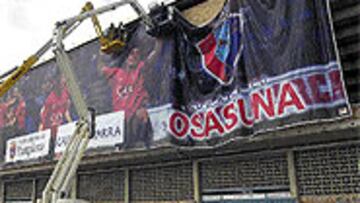 <b>NUEVA IMAGEN</B>. Dos lonas de 700 metros cuadrados, con imágenes de los jugadores, cubren ya ambos fondos de El Sadar.