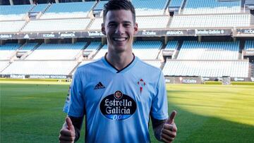 El delantero Santi Mina posa con la camiseta del Celta en el estadio de Balaídos.