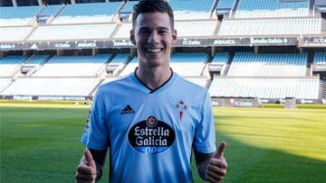 El delantero Santi Mina posa con la camiseta del Celta en el estadio de Bala&iacute;dos. 