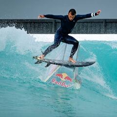 Julian Wilson le da una vuelta de tuerca al surf grindando un rail