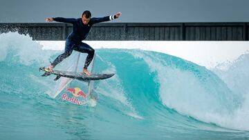 Julian Wilson grindando un rail en su proyecto en Urban Surf Wavepark in Melbourne, Australia, el 27 de febrero del 2020.