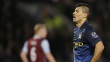 Agüero se lamenta durante el partido.