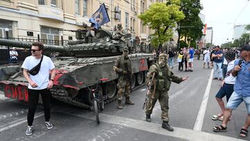 La gente se reúne en una calle mientras los combatientes del grupo mercenario privado Wagner se despliegan en Rostov. 
