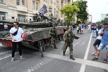 La gente se reúne en una calle mientras los combatientes del grupo mercenario privado Wagner se despliegan en Rostov. 