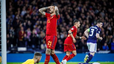 GRAF8951. GLASGOW, 28/03/2023.- El delantero de la selección española Joselu Mato (c) se lamenta de una ocasión fallada durante el partido de Clasificación para la Eurocopa 2024 entre las selecciones de Escocia y España en Hampden Park.- EFE/RFEF/Pablo García - SOLO USO EDITORIAL, SOLO DISPONIBLE PARA ILUSTRAR LA NOTICIA QUE ACOMPAÑA (CRÉDITO OBLIGATORIO) FOTO RFEF