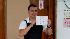 Ecuadorian presidential candidate Daniel Noboa shows a ballot at a polling station during the presidential election, in Santa Elena, Ecuador October 15, 2023. REUTERS/Santiago Arcos