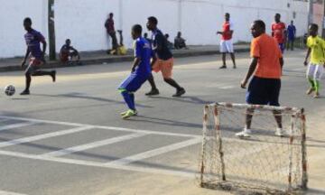 Fútbol en las calles de Liberia