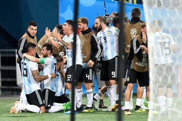 1-2. Marcos Rojo celebró el segundo gol con Messi.