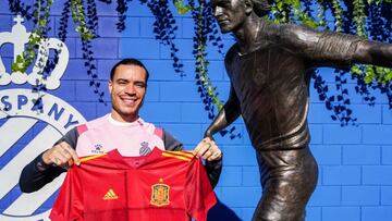 Con la camiseta de la Selecci&oacute;n posa Ra&uacute;l de Tom&aacute;s, jugador del Espanyol.
