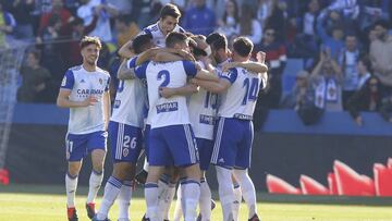 El Zaragoza celebra el primer gol del partido.