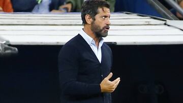 El entrenador del RCD Espanyol, Quique Sánchez Flores, durante el partido de la séptima jornada de Liga en Primera División ante el Real Madrid que disputan esta noche en el estadio Santiago Bernabéu.