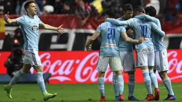 Los jugadores del Celta celebrando el tanto del empate anotado por Iago Aspas ante el Sporting de Gij&oacute;n en el Estadio El Molin&oacute;n.