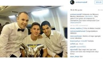 Iniesta, Messi, Luis Suárez con el trofeo de Mejor jugador de Europa en el avión de vuelta de Mónaco. (Instagram:Iniesta)