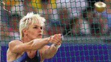 <b>LANZA MÁS DE 75 METROS.</B> La rusa Kuzenkova, una de las mejores.