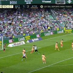La jugada en el 91′ del Betis-Atleti con el Villamarín al borde del infarto: era gol o gol