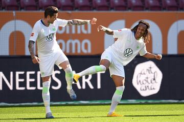 El jugador del Wolfsburg, Daniel Ginczek, celebra de esta manera el segundo gol con Kevin Mbabu, durante el partido frente al FC Augsburg. 