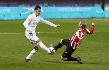 Lucas pugna con Muniain por un balón, el jueves.