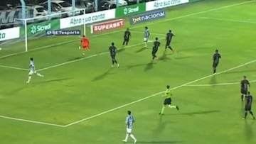 Aravena se eleva en Brasil con esta jugada: ¡pura solidaridad!