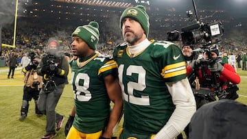 GREEN BAY, WISCONSIN - JANUARY 08: Aaron Rodgers #12 and Randall Cobb #18 of the Green Bay Packers walk off the field after losing to the Detroit Lions at Lambeau Field on January 08, 2023 in Green Bay, Wisconsin.   Patrick McDermott/Getty Images/AFP (Photo by Patrick McDermott / GETTY IMAGES NORTH AMERICA / Getty Images via AFP)