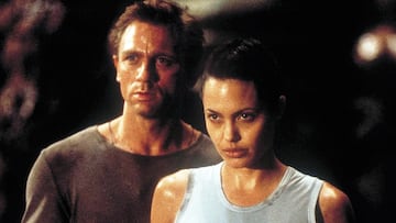 daniel craig angelina jolie lara croft tomb raider 2001