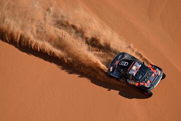 Mattias Ekstrom y Emil Bergkvist durante la sexta etapa del Rally Dakar con un recorrido en Shubaytah, en pleno en Empty Quarter, en Arabia Saudí.