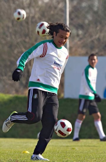 Reynoso jugó por primera vez con la mayor a sus 30 años de edad en la Copa Oro del 2011 frente a Estados Unidos. Acto seguido jugó la Copa América, pero después nunca regresó a la Selección.