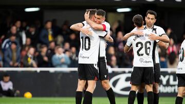Darío Poveda es felicitado por Alcalá tras el gol.
