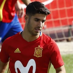 Lopetegui tries out Asensio as a false nine with five in behind
