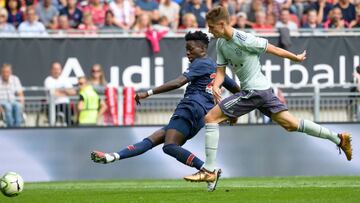 Paris Saint-Germain&#039;s Timothy Weah (L) shoots the ball to score past Bayern Munich&#039;s Josip Stanisic during their International Champions Cup football match Bayern Munich against Paris Saint-Germain (PSG) on July 21, 2018 at the Worthersee Stadiu