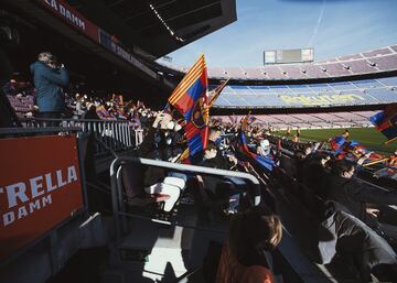 Seguidores del club blaugrana presentes en el Camp Nou para ver la presentación de Ferrán Torres.



