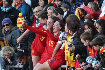 Eva Navarro y Tere Abelleira celebran con el público el pase a semifinales.