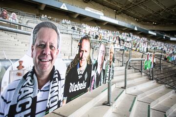 Imágenes de aficionados del Borussia Monchengladbach llenan las gradas del Borussia Park. Los seguidores del club alemán apoyan a su equipo comprando estos cartelones con sus caras y que permanecerán en el estadio hasta que vuelvan los partidos al estadio.