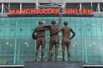 La estatua de George Best, Denis Law y Bobby Charlton en Old Trafford.