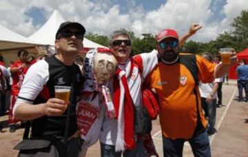 Mucha fiesta y alegría en las instalaciones de la Pradera de San Isidro donde se concentró la afición del Sevilla.